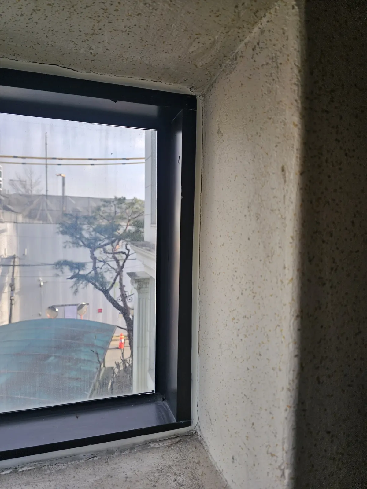 실내 창틀 모서리 시공 전 — 실내 창틀 테두리와 벽면 모서리 틈이 보이는 시공 전 모습
